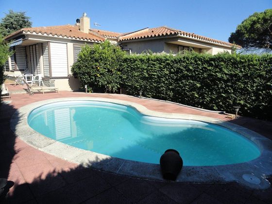 Foto 1 de Venta de casa en Llinars del Valles de 3 habitaciones con piscina y jardín
