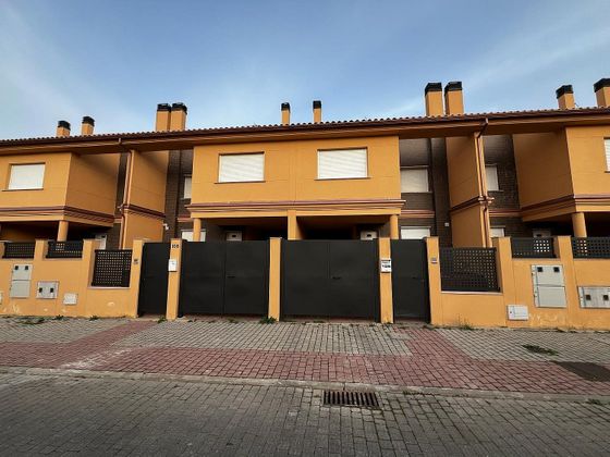 Foto 2 de Casa adossada en venda a calle De la Constelación de Pegaso de 3 habitacions amb terrassa i piscina