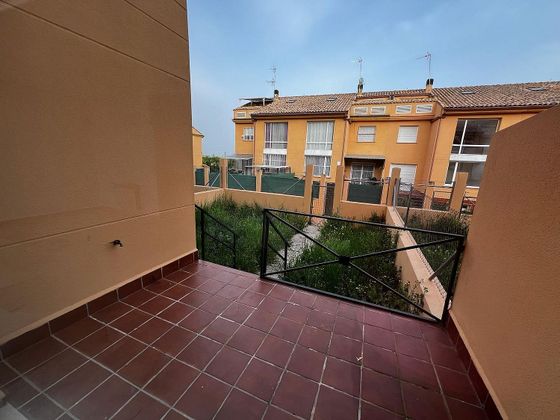 Foto 1 de Casa adossada en venda a calle De la Constelación de Pegaso de 3 habitacions amb terrassa i piscina