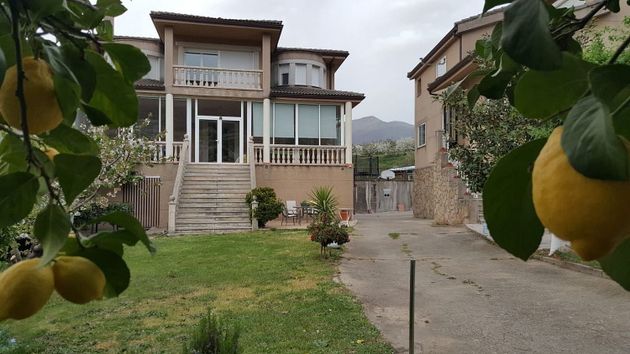 Foto 2 de Xalet en venda a calle Valle del Jerte de 8 habitacions amb terrassa i piscina