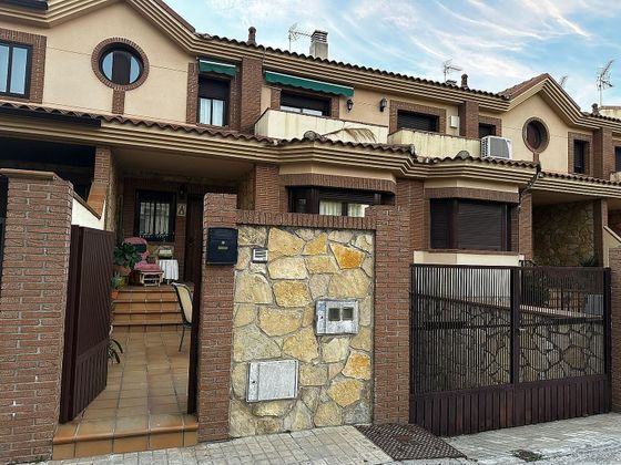 Foto 2 de Casa adossada en venda a Tiemblo (El) de 4 habitacions amb terrassa i garatge