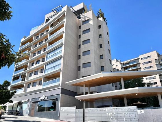Foto 1 de Piso en alquiler en calle De María de Las Mercedes de Borbón de 3 habitaciones con terraza y piscina