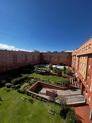 Foto 1 de Alquiler de ático en calle En Las Tablas de 2 habitaciones con terraza y piscina