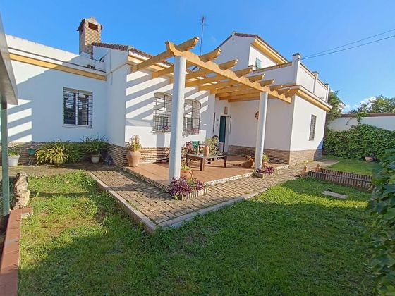 Foto 1 de Casa en venda a Palomares del Río de 4 habitacions amb terrassa i piscina