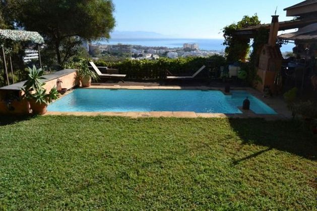 Foto 1 de Casa en venda a El Pinar - Palacio de Congresos de 4 habitacions amb terrassa i piscina