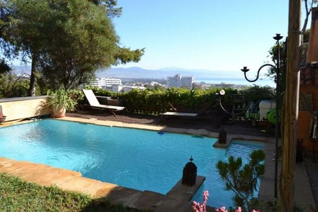 Foto 2 de Casa en venda a El Pinar - Palacio de Congresos de 4 habitacions amb terrassa i piscina