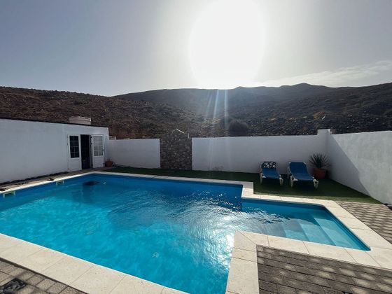 Foto 1 de Xalet en venda a Tuineje de 4 habitacions amb piscina i garatge