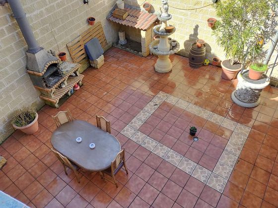 Foto 1 de Xalet en venda a Onzonilla de 3 habitacions amb garatge i jardí