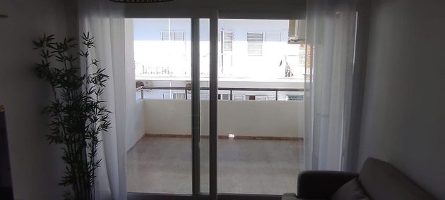 Foto 2 de Pis en lloguer a calle De Cervantes de 2 habitacions amb terrassa i mobles