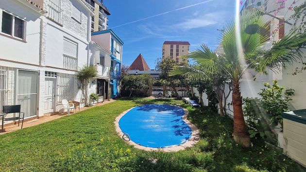 Foto 2 de Venta de casa en calle Miguel Márquez de 3 habitaciones con terraza y piscina