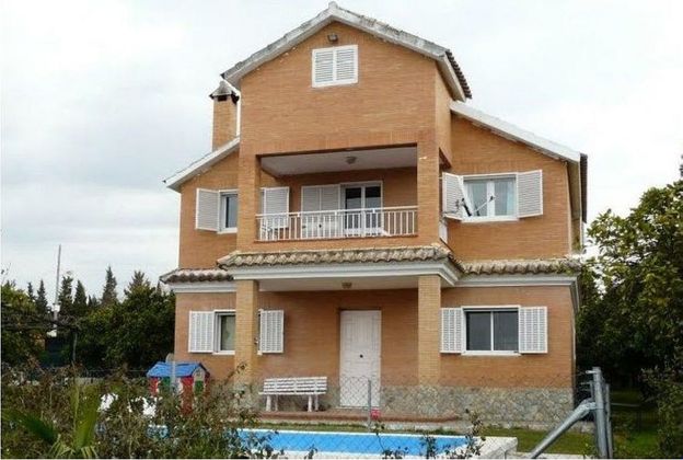 Foto 2 de Xalet en lloguer a Montequinto de 6 habitacions amb terrassa i piscina