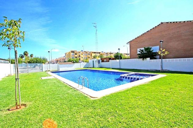 Foto 2 de Casa en venda a calle Salobres de 3 habitacions amb terrassa i piscina