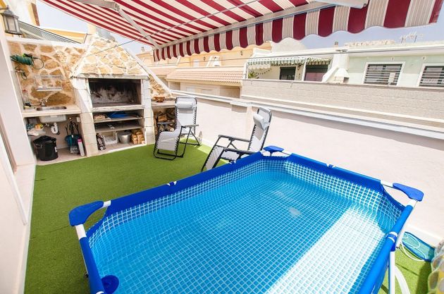 Foto 1 de Venta de casa en Novelda de 4 habitaciones con terraza y piscina