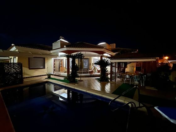Foto 2 de Chalet en venta en Centro - Alcazares, Los de 3 habitaciones con terraza y piscina