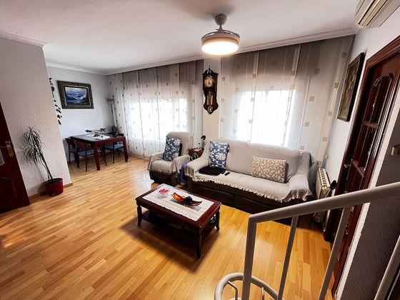 Foto 1 de Dúplex en venda a La Prosperitat de 4 habitacions amb terrassa i calefacció