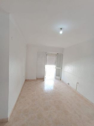 Foto 2 de Venta de piso en Ubrique de 3 habitaciones con balcón