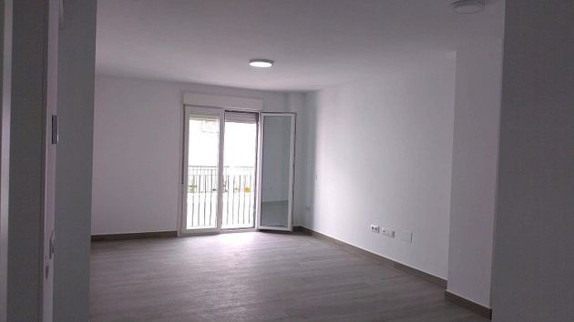 Foto 2 de Venta de piso en Ubrique de 3 habitaciones con balcón y ascensor