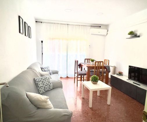 Foto 1 de Piso en alquiler en Sant Andreu de Palomar de 3 habitaciones con muebles y balcón