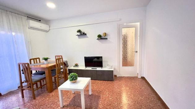 Foto 2 de Piso en alquiler en Sant Andreu de Palomar de 3 habitaciones con muebles y balcón
