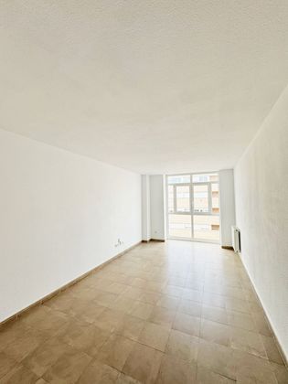 Foto 1 de Alquiler de piso en Dehesa Vieja - Puente Cultural de 2 habitaciones con garaje y calefacción