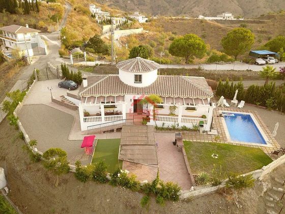 Foto 1 de Casa en venda a Viñuela de 4 habitacions amb terrassa i piscina