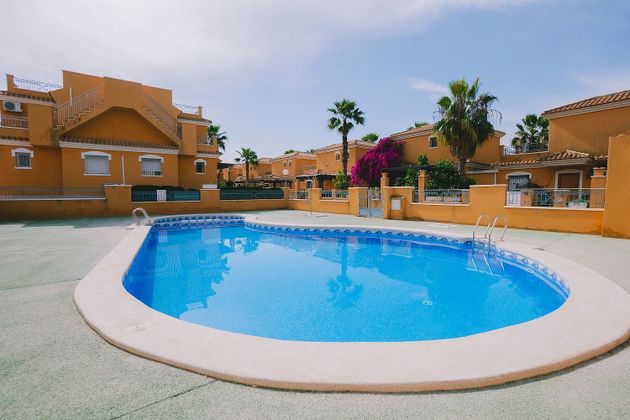 Foto 1 de Casa adosada en venta en Nueva Torrevieja - Aguas Nuevas de 3 habitaciones con terraza y piscina