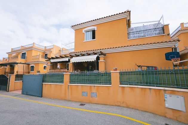 Foto 2 de Casa adosada en venta en Nueva Torrevieja - Aguas Nuevas de 3 habitaciones con terraza y piscina