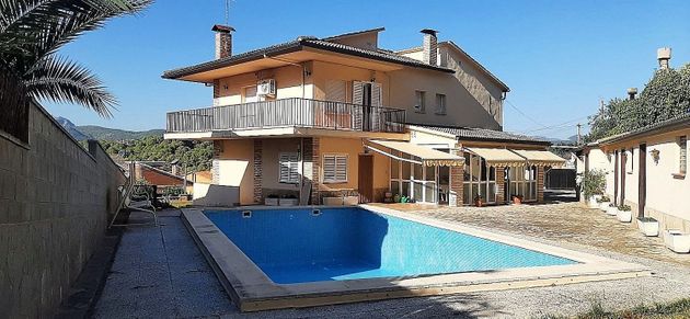Foto 1 de Chalet en venta en Esparreguera de 6 habitaciones con terraza y piscina