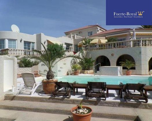 Foto 1 de Venta de chalet en Pájara de 4 habitaciones con terraza y piscina