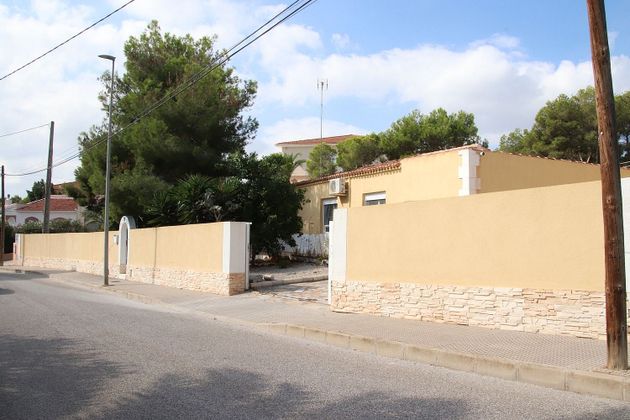 Foto 1 de Chalet en venta en calle Federico García Lorca de 4 habitaciones con terraza y piscina