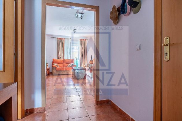 Foto 2 de Piso en venta en calle Juan Antonio González Caravallo de 3 habitaciones con piscina y garaje