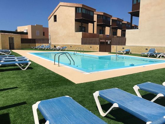 Foto 1 de Venta de casa en Corralejo de 4 habitaciones con terraza y piscina