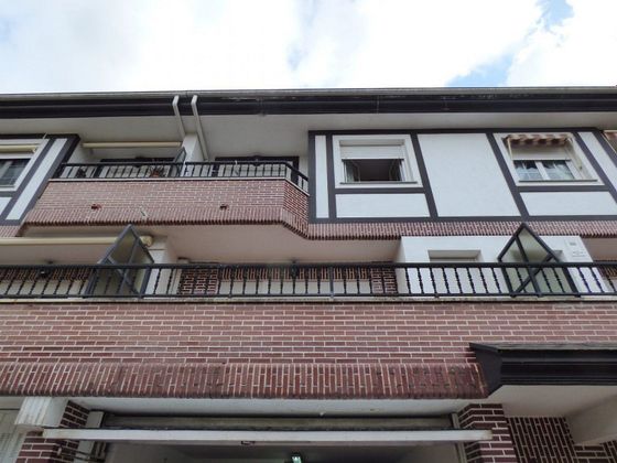 Foto 2 de Casa adossada en venda a Durango de 6 habitacions amb terrassa i garatge