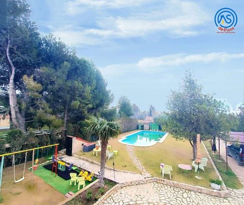 Foto 1 de Venta de chalet en Fuentes de Ebro de 4 habitaciones con terraza y piscina