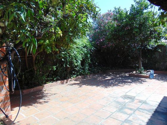 Foto 1 de Casa en venda a calle Julio Robledo de 3 habitacions amb jardí i aire acondicionat