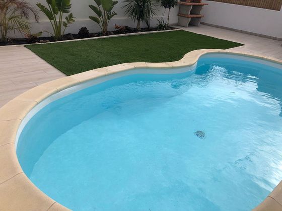 Foto 1 de Venta de casa en Corralejo de 4 habitaciones con terraza y piscina