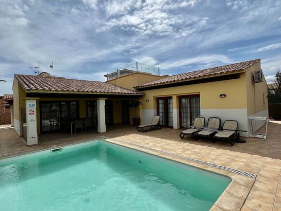 Foto 2 de Venta de chalet en Corralejo de 3 habitaciones con terraza y piscina