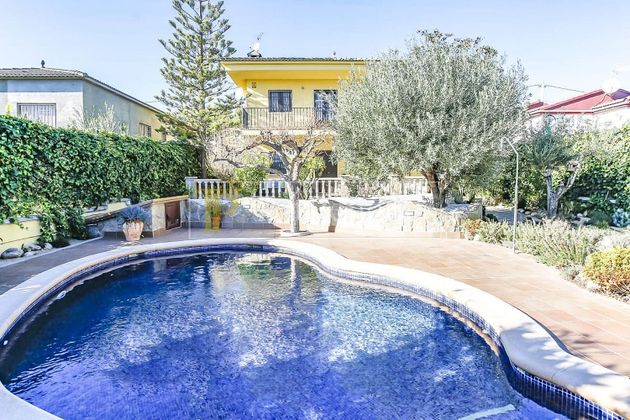 Foto 1 de Venta de chalet en Torrelles de Foix de 5 habitaciones con terraza y piscina
