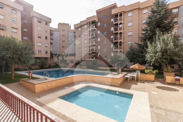 Foto 2 de Venta de piso en Cerrillo de Maracena - Periodistas de 4 habitaciones con terraza y piscina