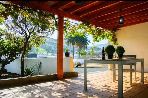 Foto 2 de Casa en venda a calle El Clavel de 6 habitacions amb terrassa i jardí