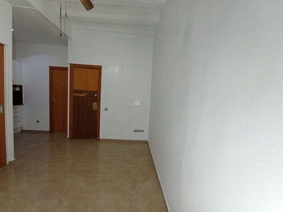 Foto 2 de Venta de piso en calle De Sant Antoni Abat de 3 habitaciones con calefacción