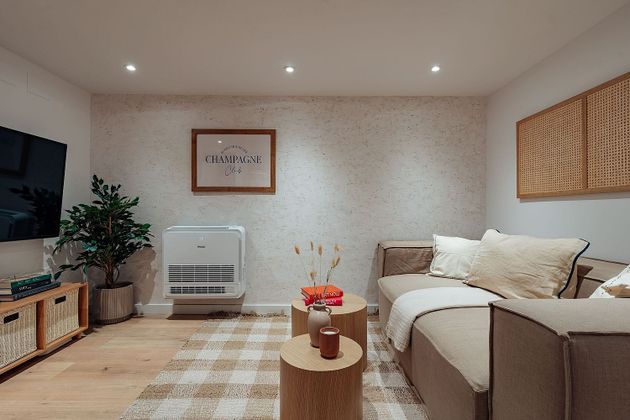 Foto 1 de Pis en lloguer a calle De María de 2 habitacions amb mobles i aire acondicionat
