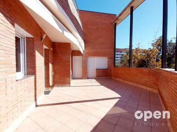 Foto 2 de Casa en venta en Poble Nou - Zona Esportiva de 5 habitaciones con terraza y piscina