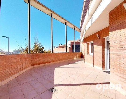 Foto 1 de Casa en venta en Poble Nou - Zona Esportiva de 5 habitaciones con terraza y piscina