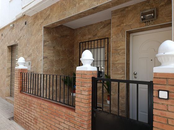 Foto 1 de Casa en venta en calle Santiago Ramón y Cajal de 4 habitaciones con terraza y jardín