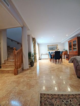 Foto 2 de Casa adossada en venda a Villanueva de Gállego de 3 habitacions amb piscina i garatge