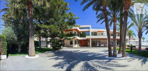 Foto 2 de Casa en venta en  El Acequión - Los Naúfragos de 7 habitaciones con terraza y piscina