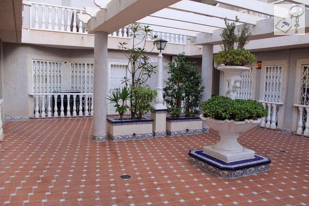 Foto 2 de Pis en venda a Playa de los Locos de 2 habitacions amb terrassa i jardí