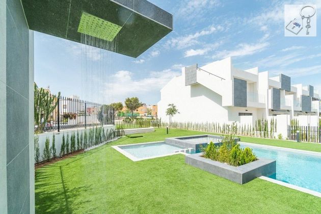 Foto 1 de Casa en venda a Centro - Torrevieja de 3 habitacions amb terrassa i piscina