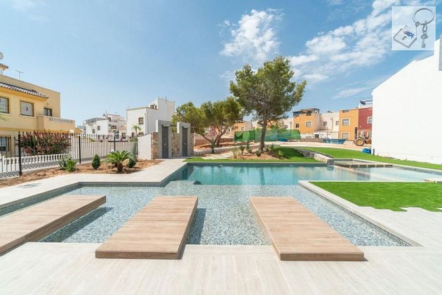 Foto 2 de Venta de casa en Centro - Torrevieja de 3 habitaciones con terraza y piscina